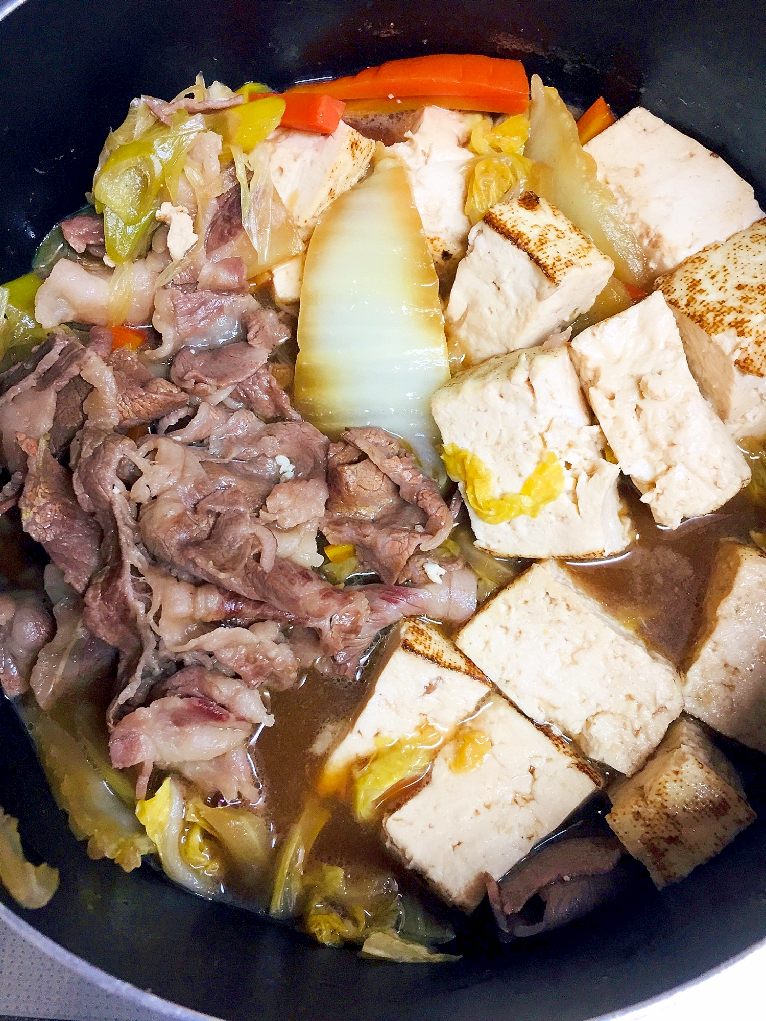 東のまるごと鍋！牛バラと豆腐と野菜のすき焼き