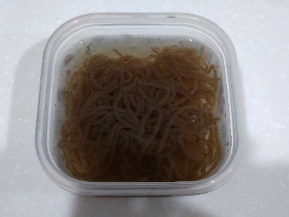 大きめパックの糸こんにゃくを買ったので、半分保存しました。袋の中の液のまま保存するのがいいんですね！便利な方法ありがとうございます(*^^*)