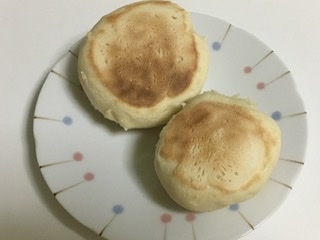 オーブンも強力粉もないので、フライパンと薄力粉で作れてよかったです！
美味しくできました(^^)