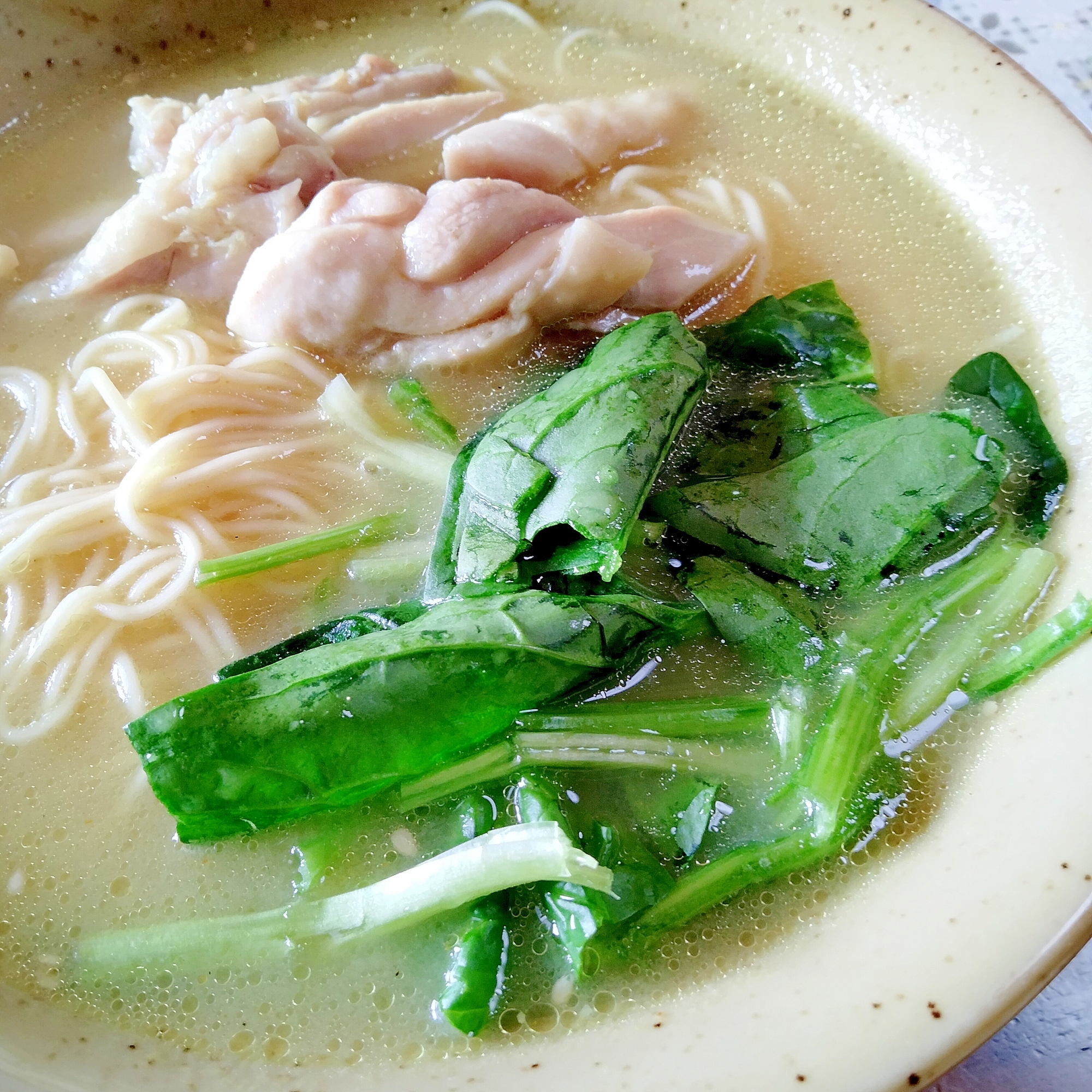 いつものインスタント袋麺豚骨味で味変カレーラーメン