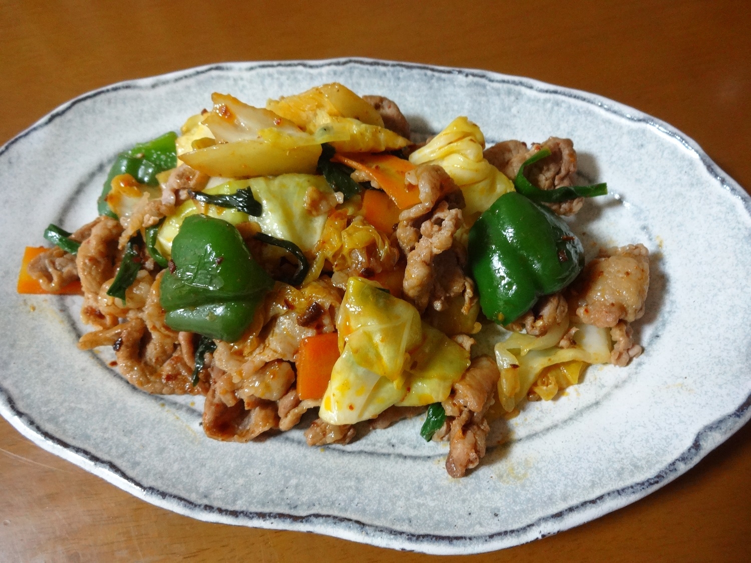 食べるラー油を使って!ピリ辛肉野菜炒め