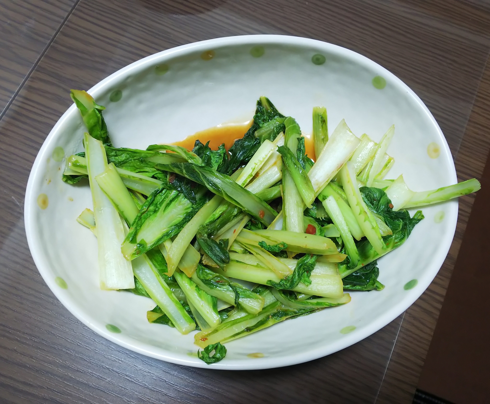 白い皿に盛られた山東菜炒め