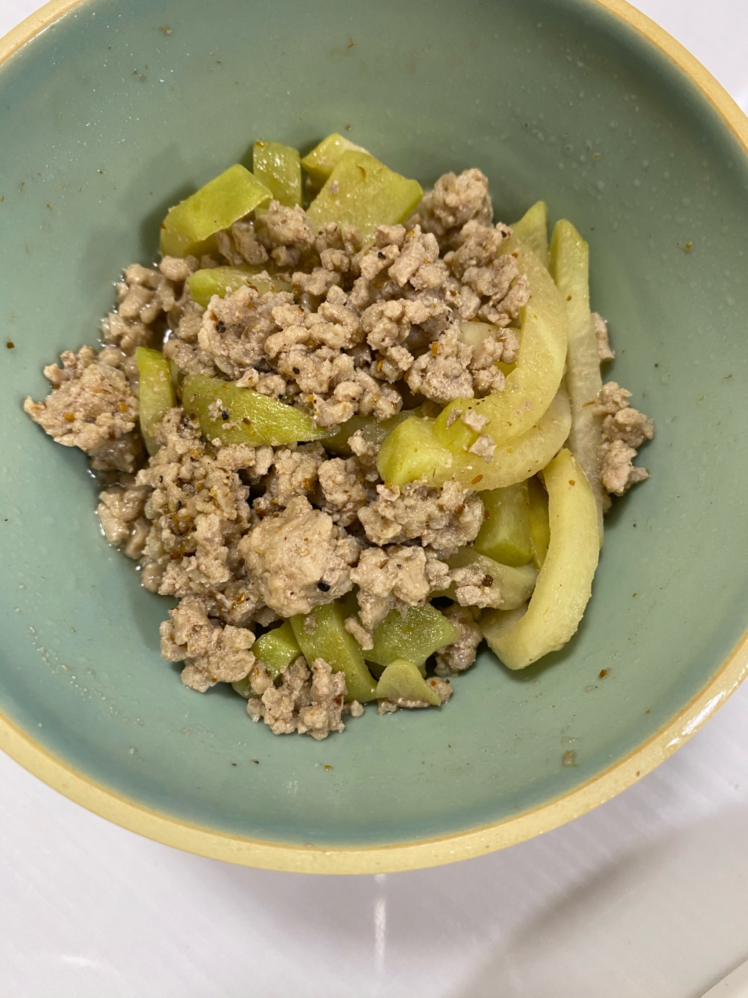 豚ひき肉とハヤトウリの煮物