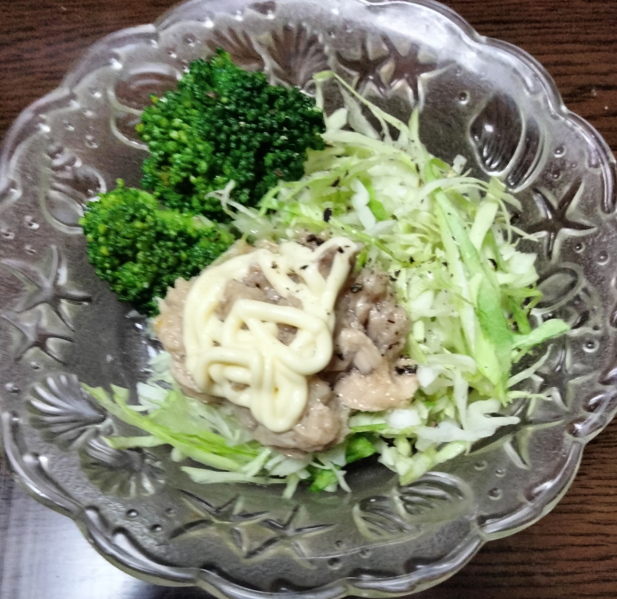 ツナマヨブロッコリーのせた野菜サラダ