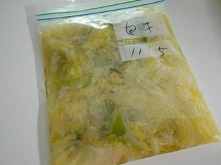 白菜が安かったので、1/2個買ったは良いけど、野菜室に入らなそう…と思っていたのですが、冷凍すれば入りますよね♪