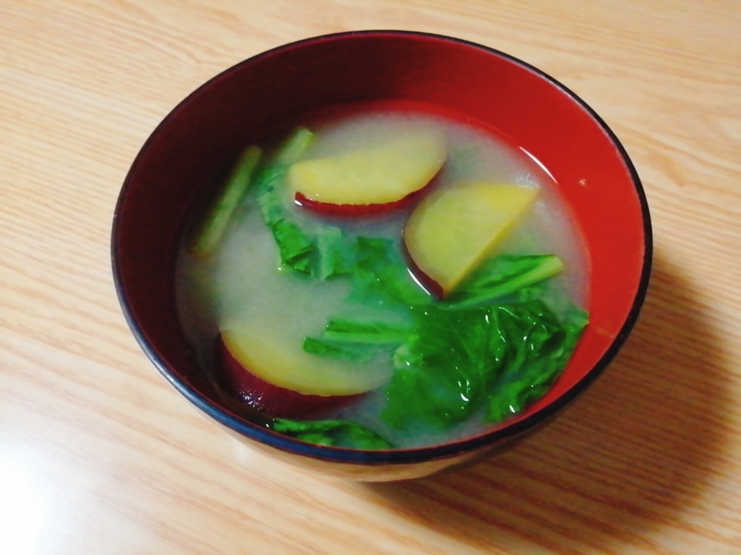 さつまいもとかぶの葉の味噌汁