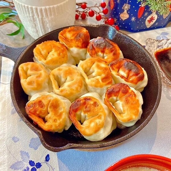 スキレットで作る まん丸餃子のぎゅうぎゅう詰め レシピ 作り方 By おしほの小さな台所 楽天レシピ スキレットで作る まん丸餃子のぎゅうぎゅう詰め レシピ 作り方 By おしほの小さな台所 楽天レシピ