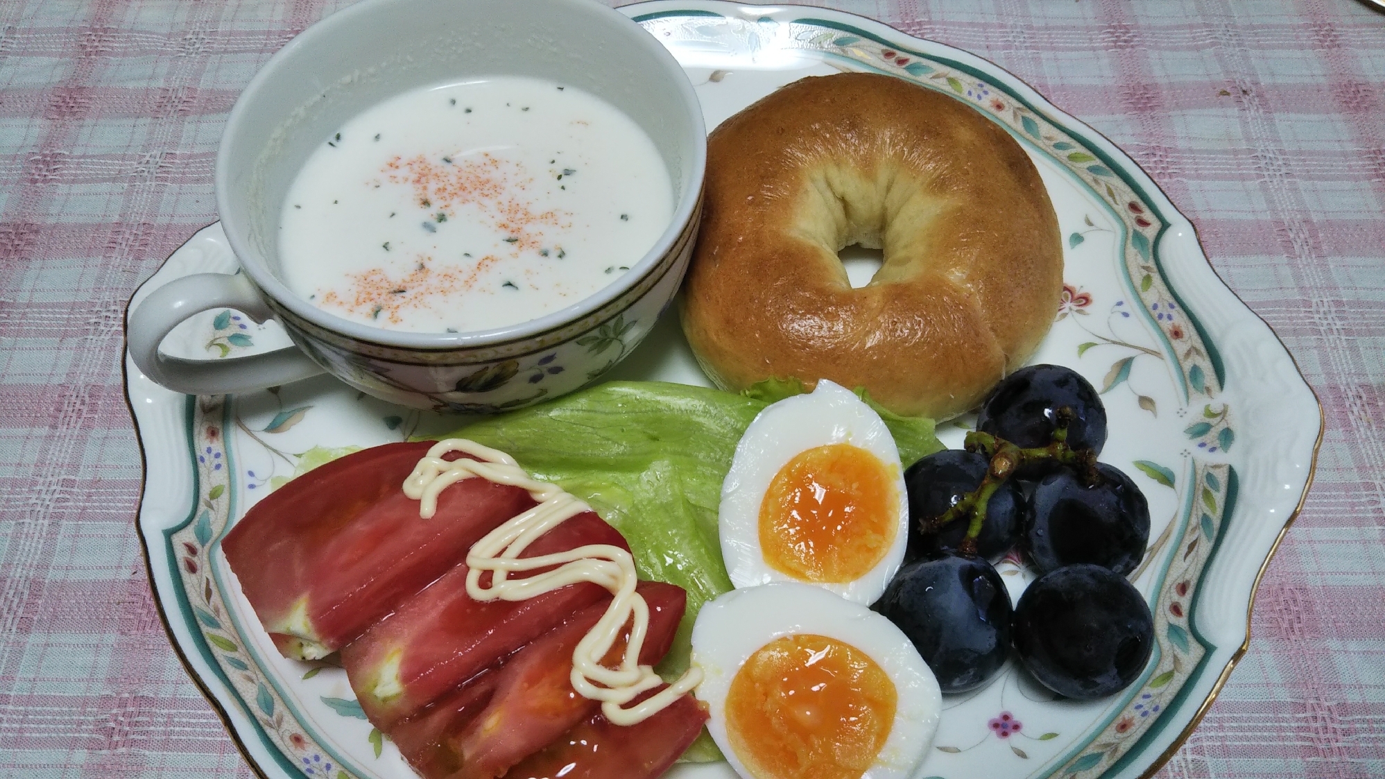 ベーグルと冷たいポタージュと茹で卵の朝食☆