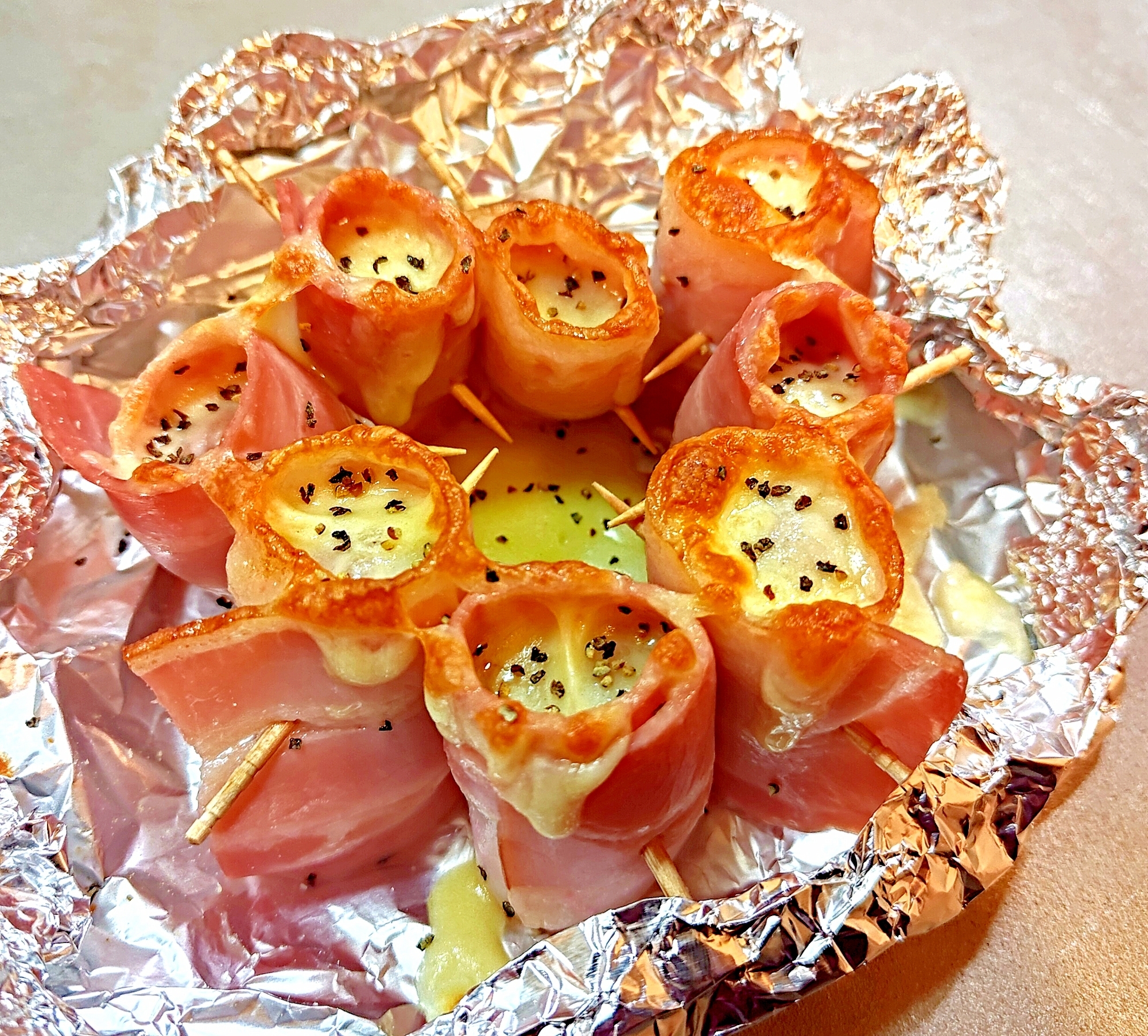 簡単／チーズがとろ～り♪甘旨トマトのベーコン巻き