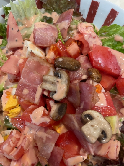 大ボリューム！ゆで卵ベーコンアボカドサラダ