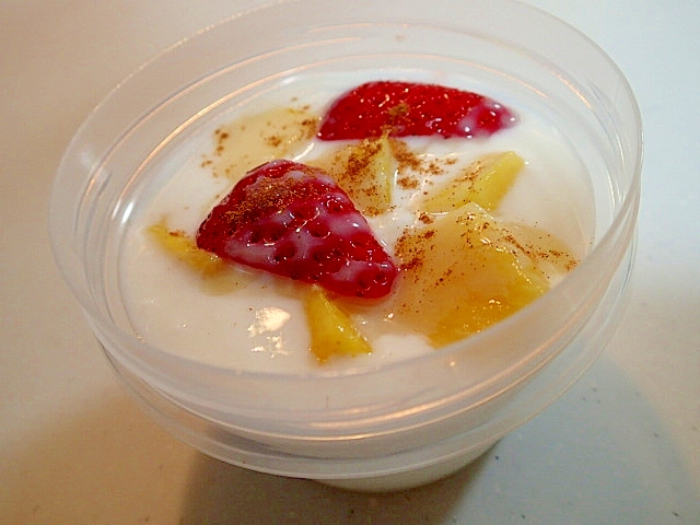 美的に　パイナップルと苺の生姜香るヨーグルト