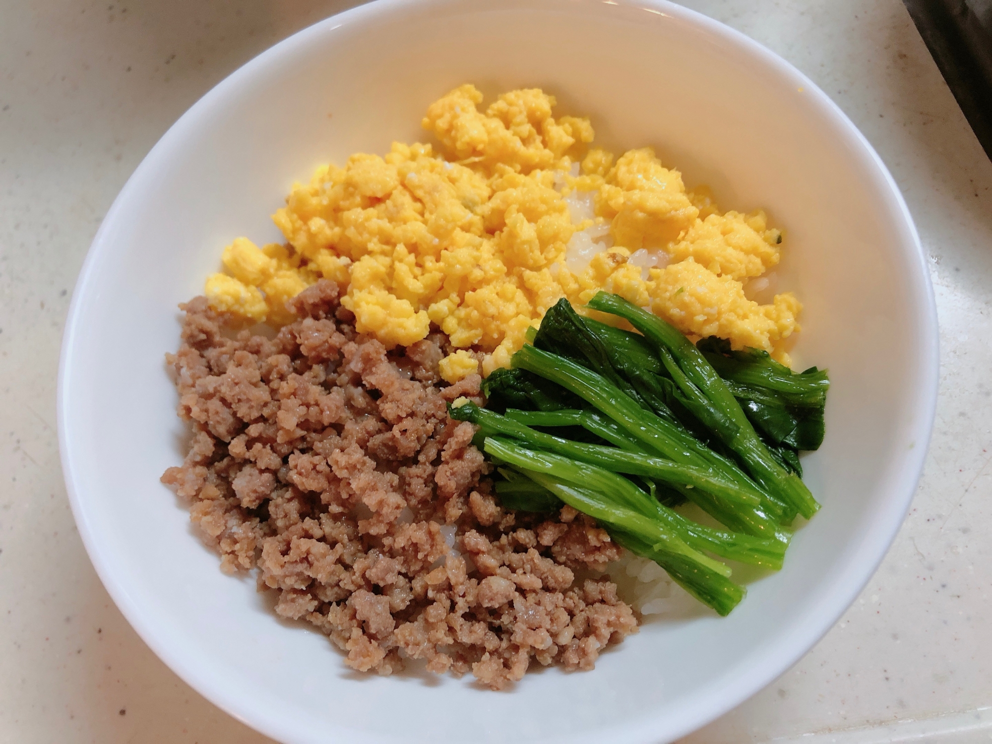 鶏と卵とほうれん草の三色丼