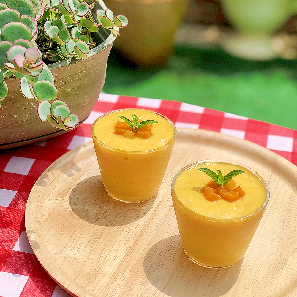 木製のプレートに置かれたサイリウムのマンゴープリン