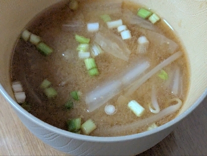 白菜ともやしと小ねぎの味噌汁