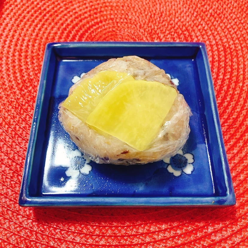 赤飯にたくあん♪カリカリおにぎり