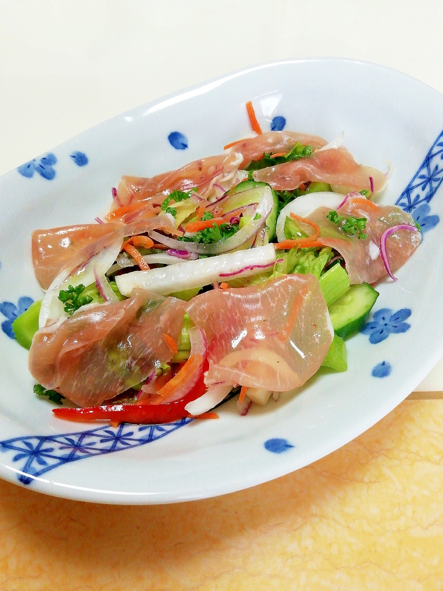 生ハムと野菜のまろやか梅ドレサラダ