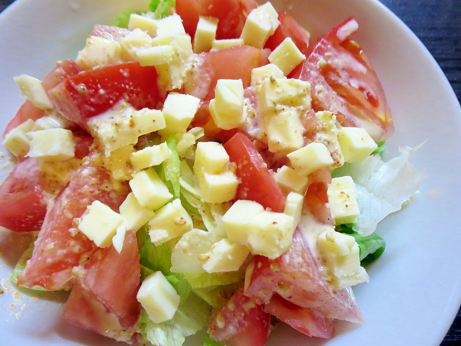 生野菜とチーズのサラダ