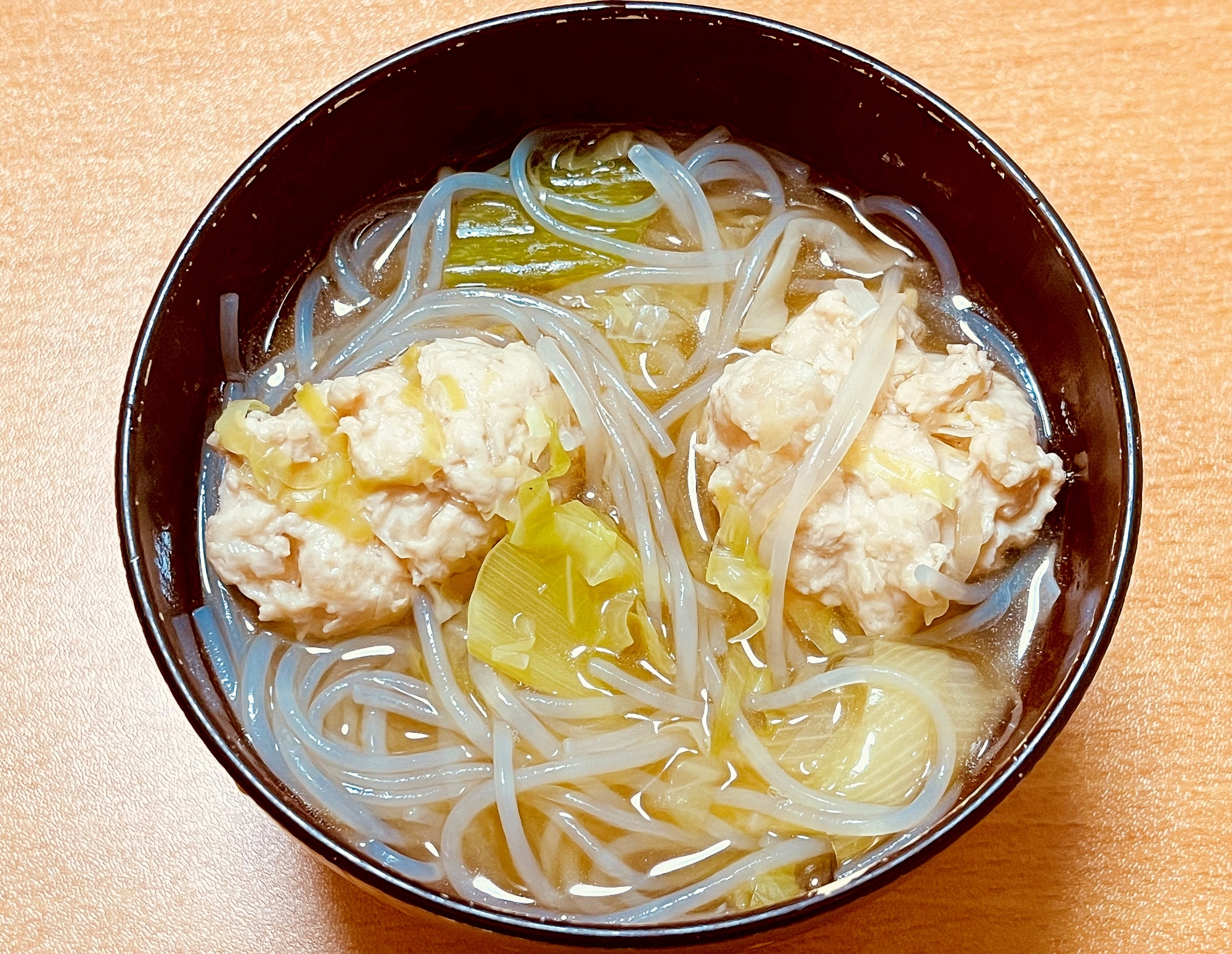 キャベツと鶏団子の春雨スープ