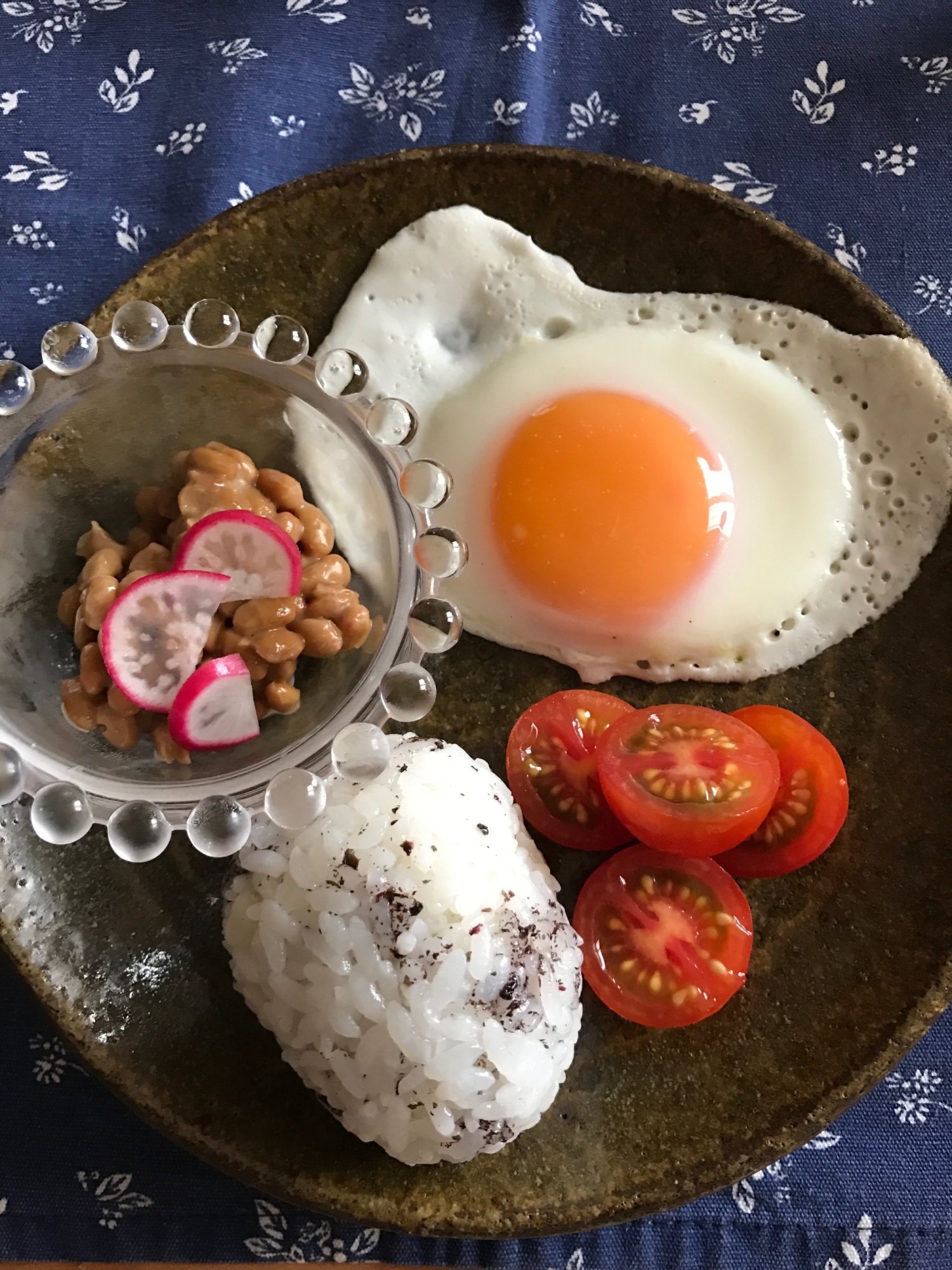 ゆかりおむすびと目玉焼き 納豆の朝ごはん レシピ 作り方 By ボンド子 楽天レシピ