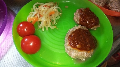 とうふ嫌いの子供が唯一、食べてくれる牛肉のハンバーグです。タレに初めて砂糖を入れましたがコクが出て美味しくなりました。