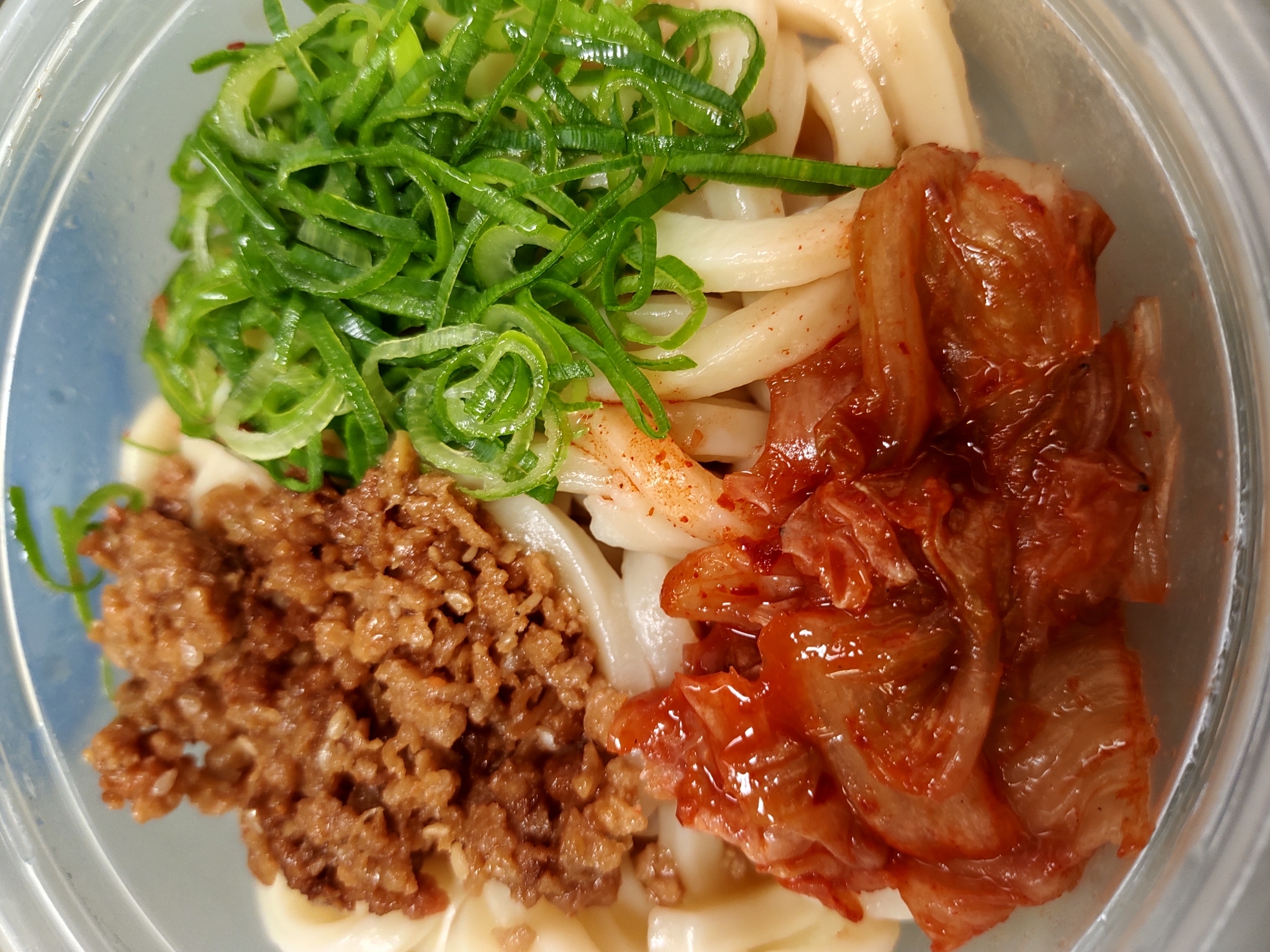 キムチと鶏肉そぼろとねぎのぶっかけうどん