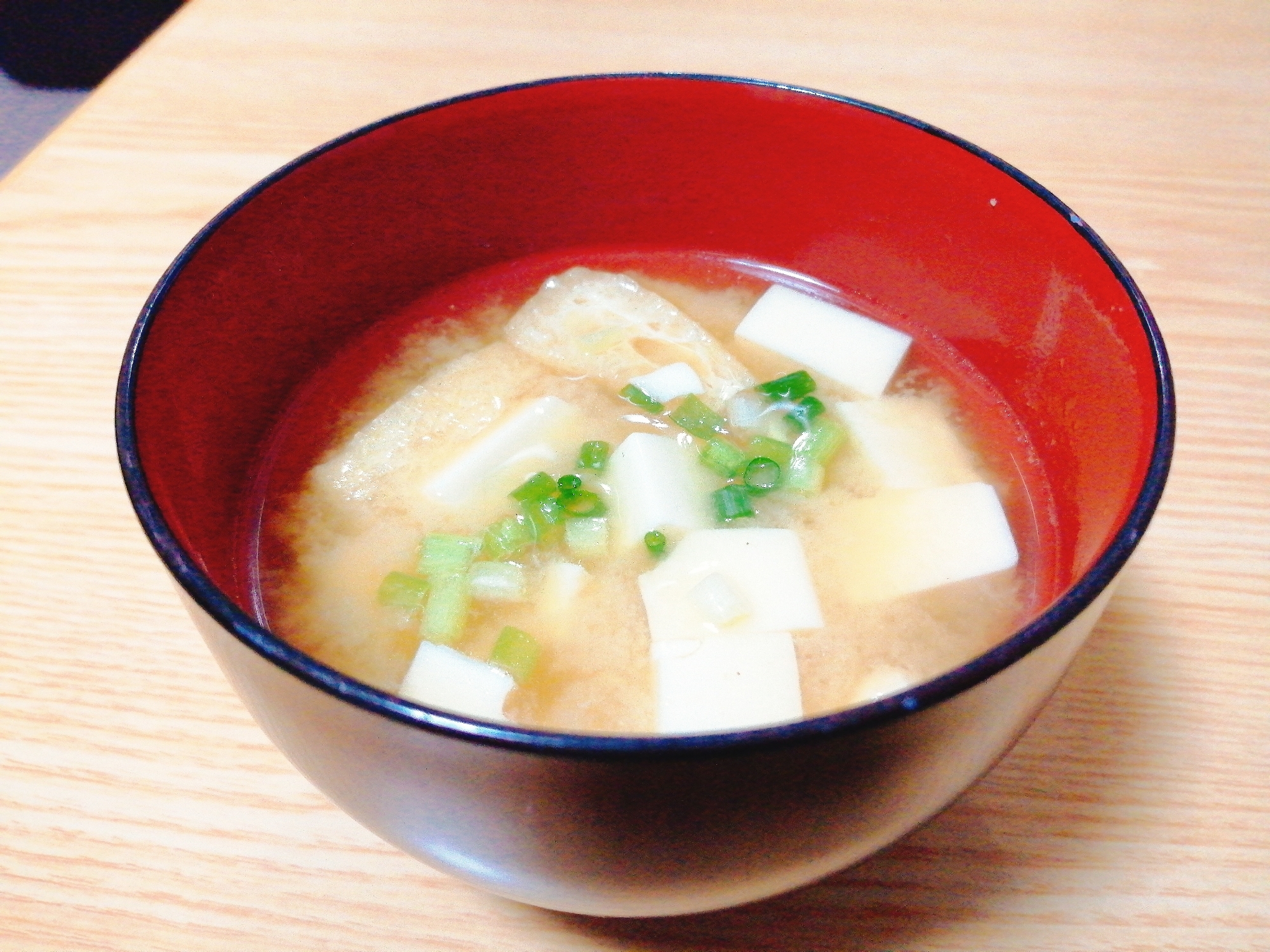 豆腐と油揚げと小ねぎの味噌汁