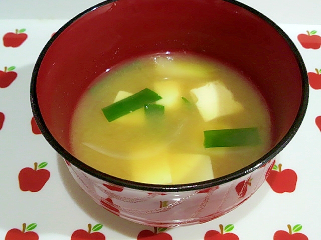 豆腐と玉ねぎとニラのお味噌汁