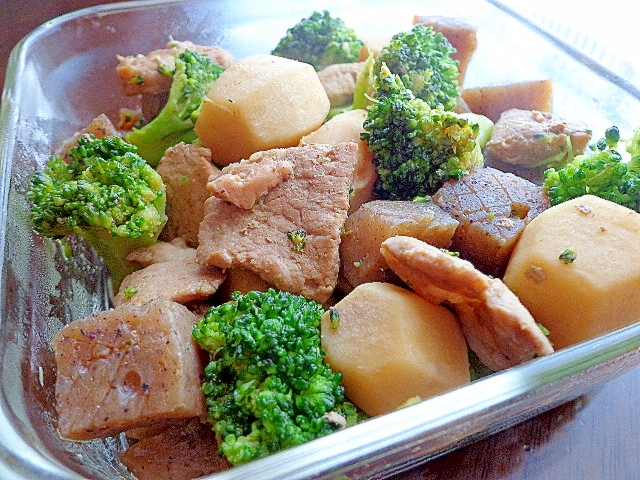 豚と蒟蒻と里芋とブロッコリーの煮物