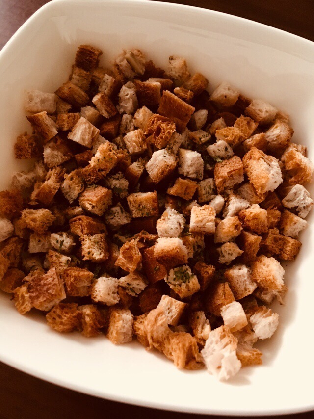 切ってトーストするだけ!クルミのクルトン