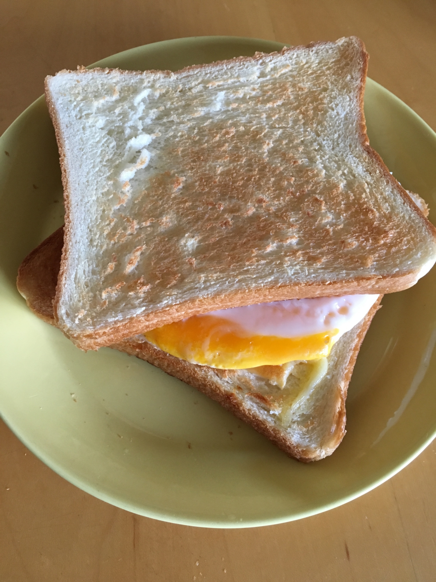 簡単ランチや朝ごはんに卵とチーズのトーストサンド