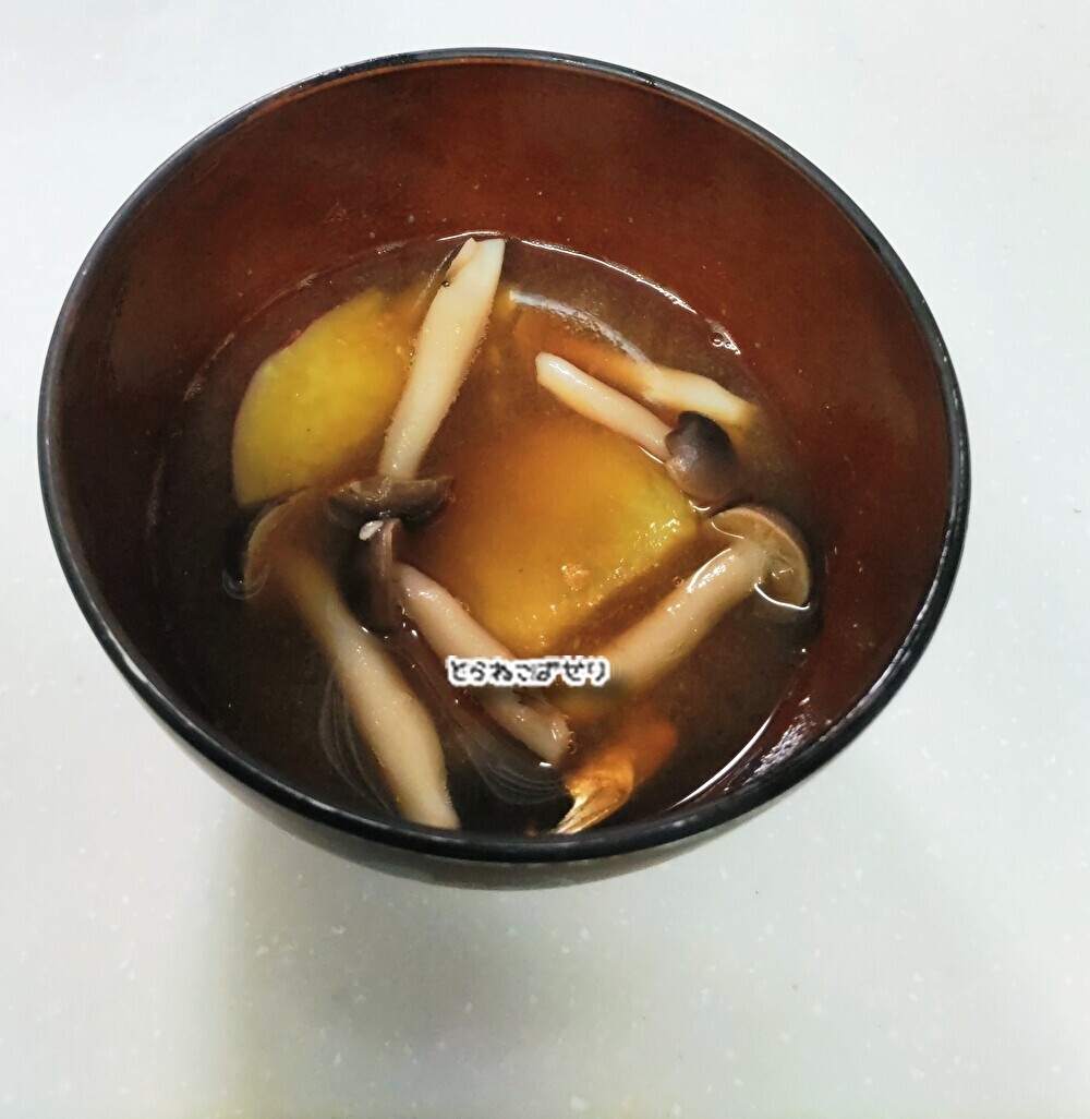 さつまいもときのこの味噌汁