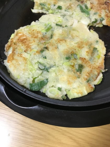 ホットプレートで焼きました！
もちもち食感で食べ応えがありつつ、白菜のシャキシャキ感、こんがりした焼き目の香ばしさでお箸の進む一品でした。