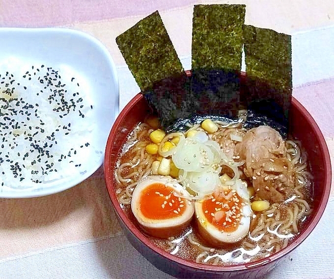 レンジで作った時短チャーシューと味玉乗せラーメン