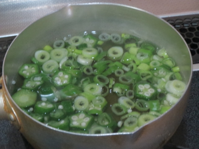 ネギとオクラとわかめのお味噌汁