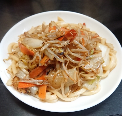 キャベツと人参ともやしとサラダチキンの焼きうどん