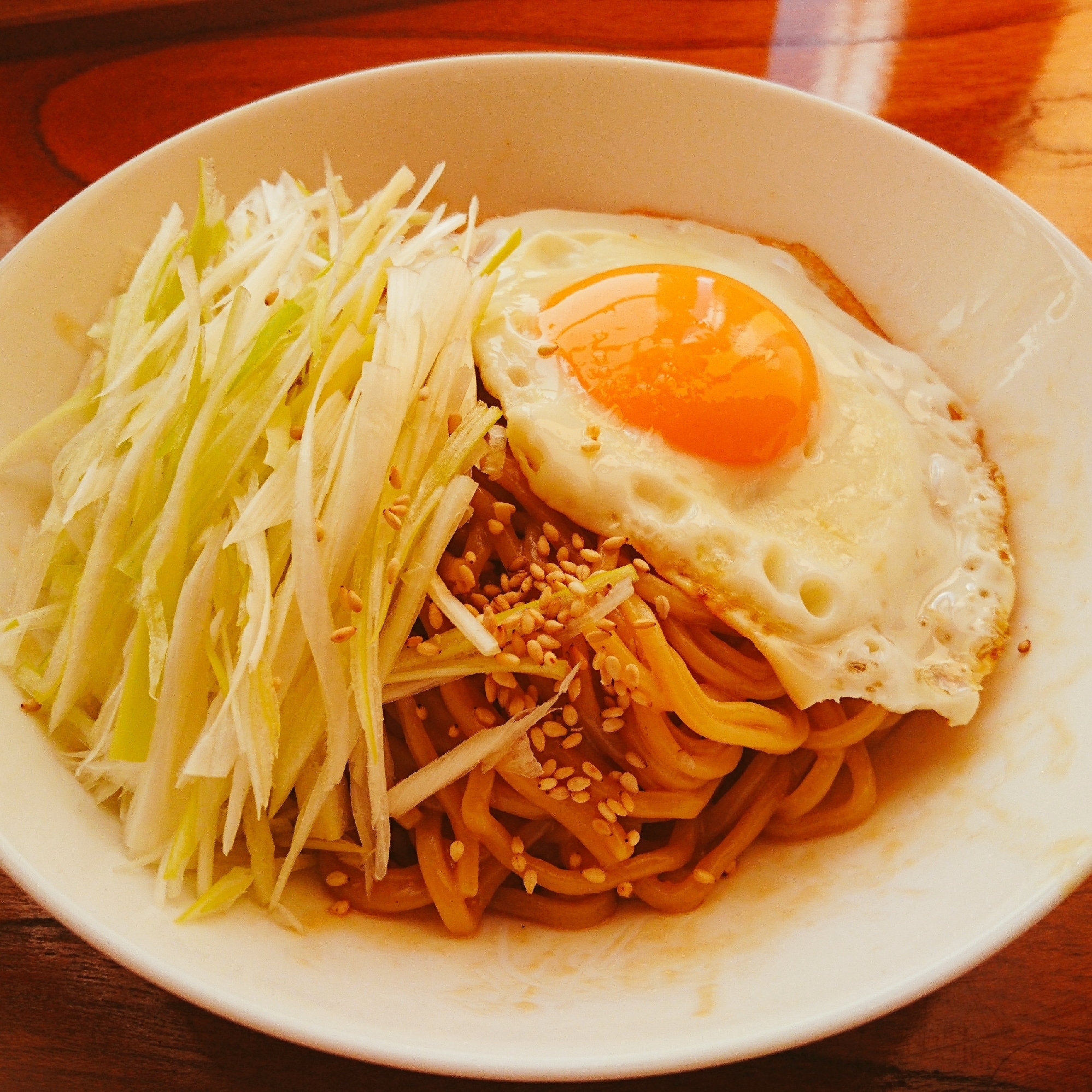 たっぷりネギと目玉焼きの油そば