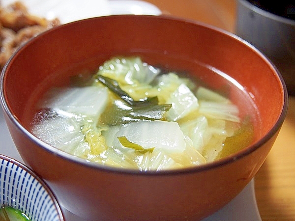 白菜とワカメのスープ