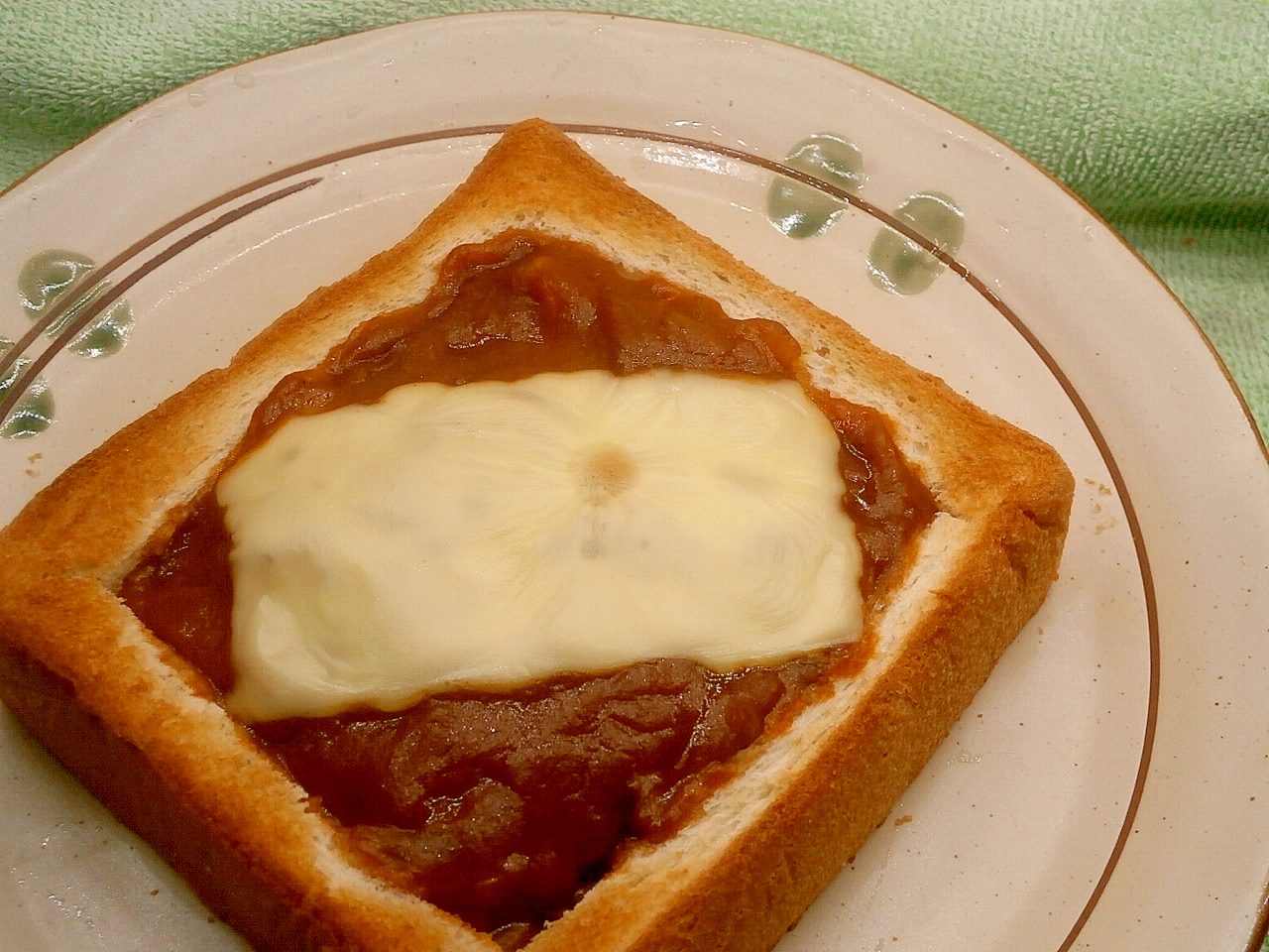 白い皿にのせたハヤシソースの食パングラタン