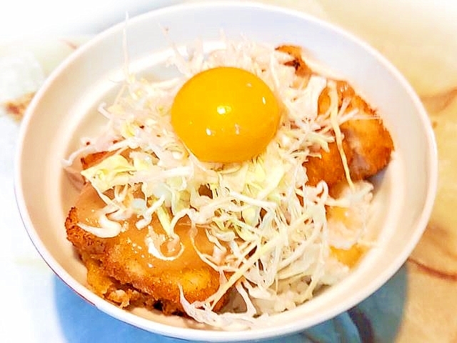 これでも親子丼?味噌チキンカツのキャベ玉乗せ親子丼