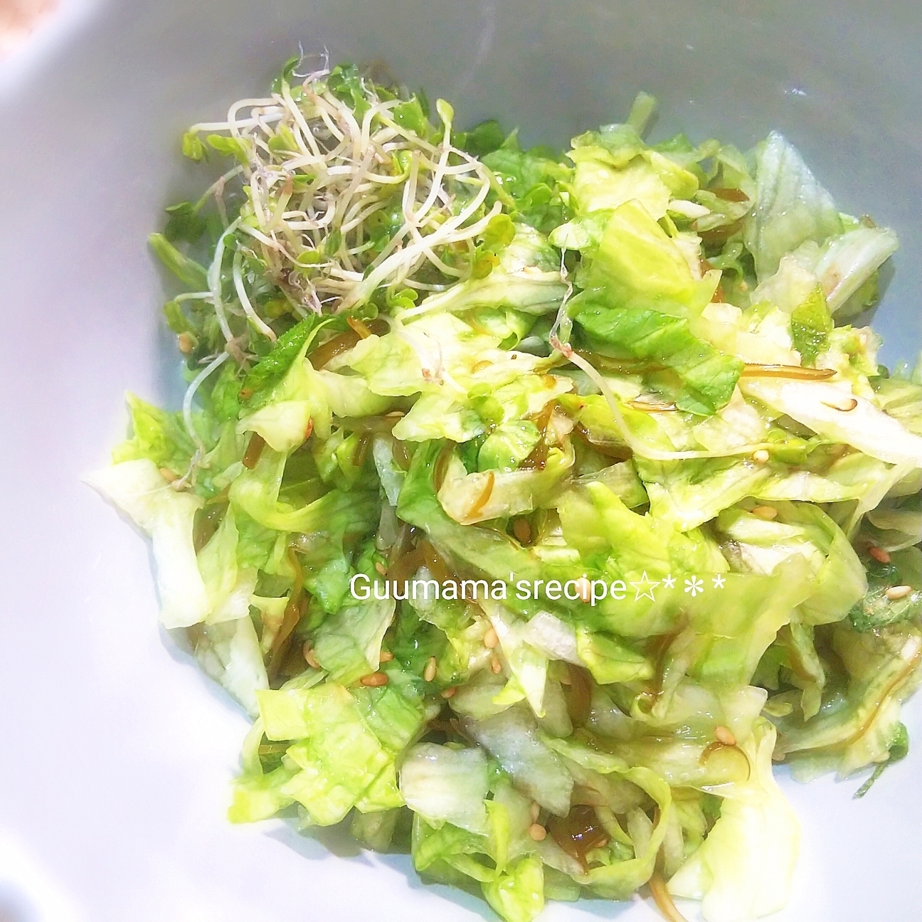 白色の皿に盛られたレタスとめかぶのめんつゆドレッシングサラダ