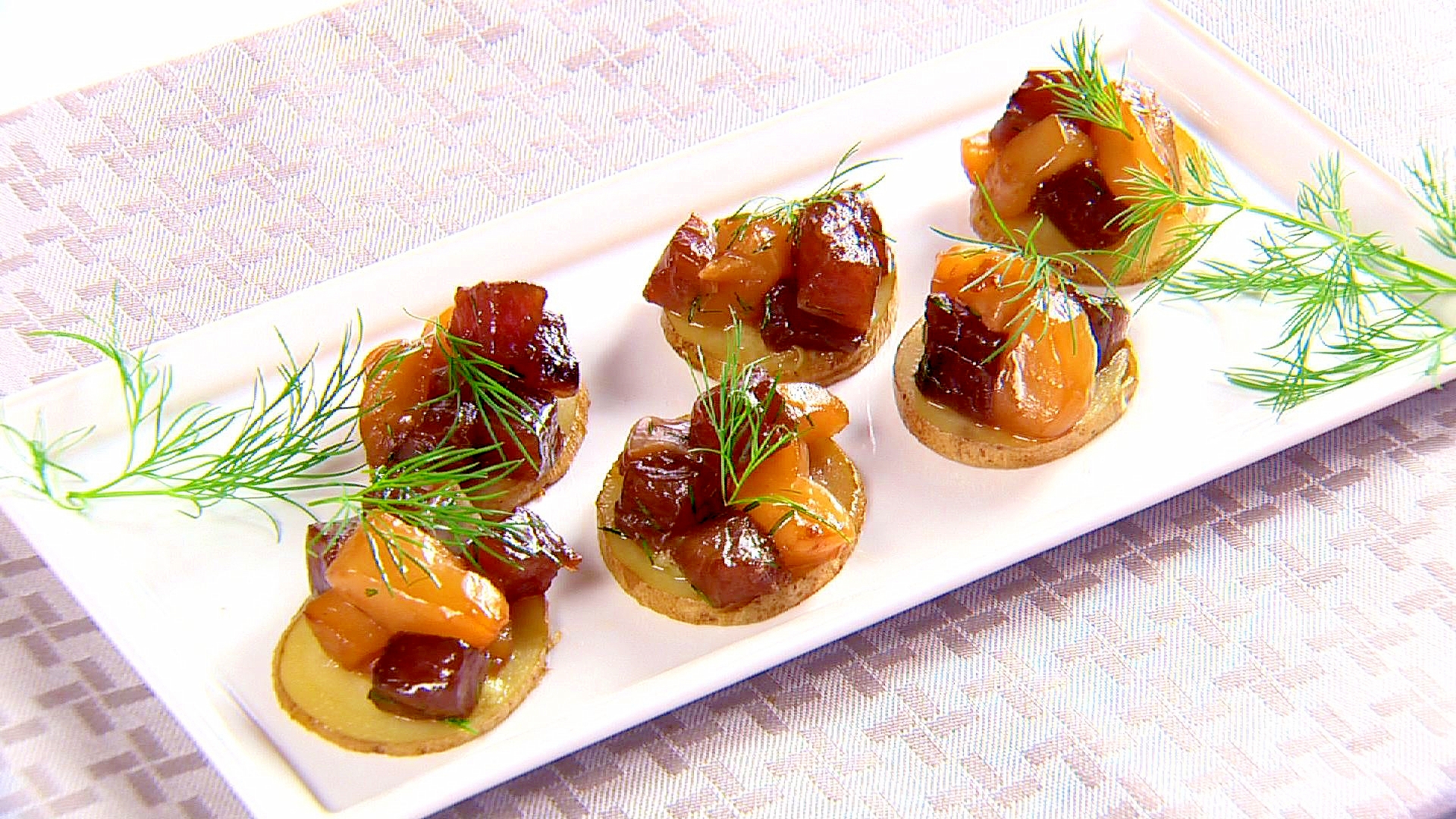 鰹と帆立貝柱のタルタル蒸しいためしたポテトにのせて