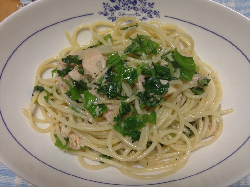 白い皿に盛り付けたセロリの葉とツナのパスタ