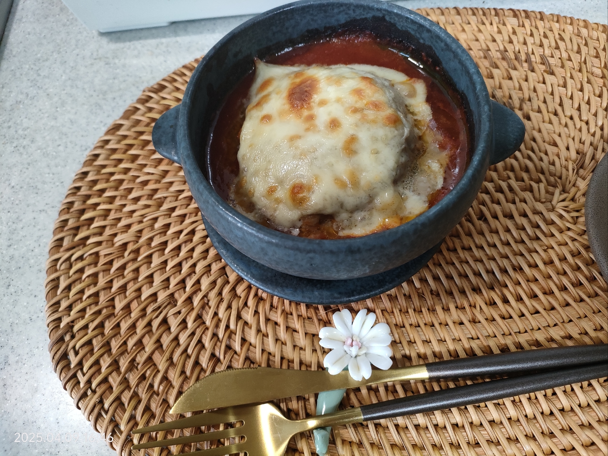 チーズハンバーグ(熱々トマトソースで)