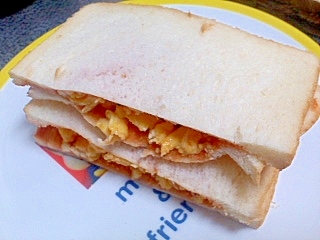 スクランブルエッグのサンドイッチ