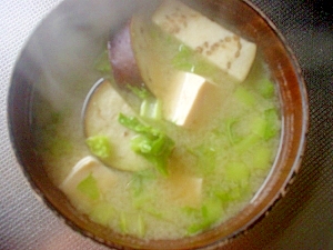 なすびと大根菜っ葉とお豆腐の味噌汁