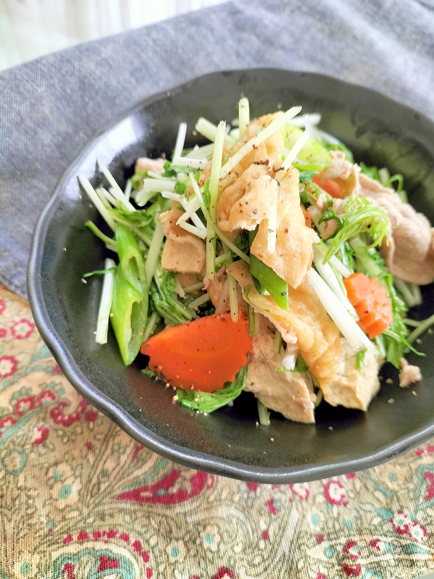 水菜と油揚げの豚炒め♪人参で彩り体調管理にぴったり