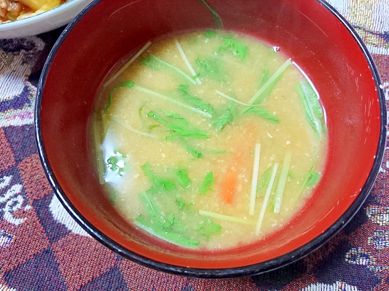水菜と人参の味噌汁