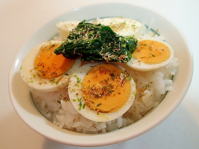 麺つゆ/削り節で　ゆで卵とほうれん草のご飯