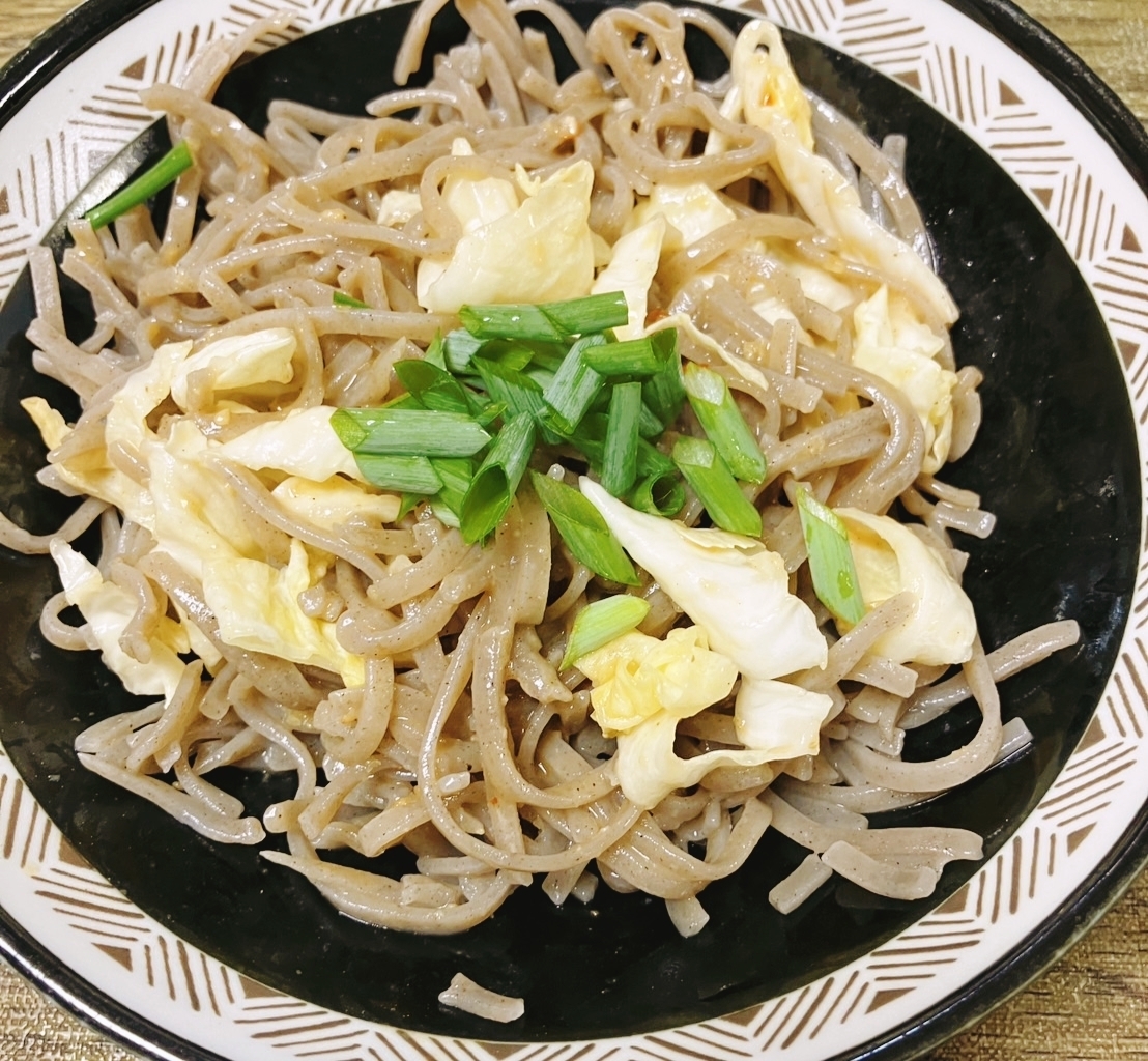 ゴマだれ風味で！キャベツと葱を入れたサラダ蕎麦