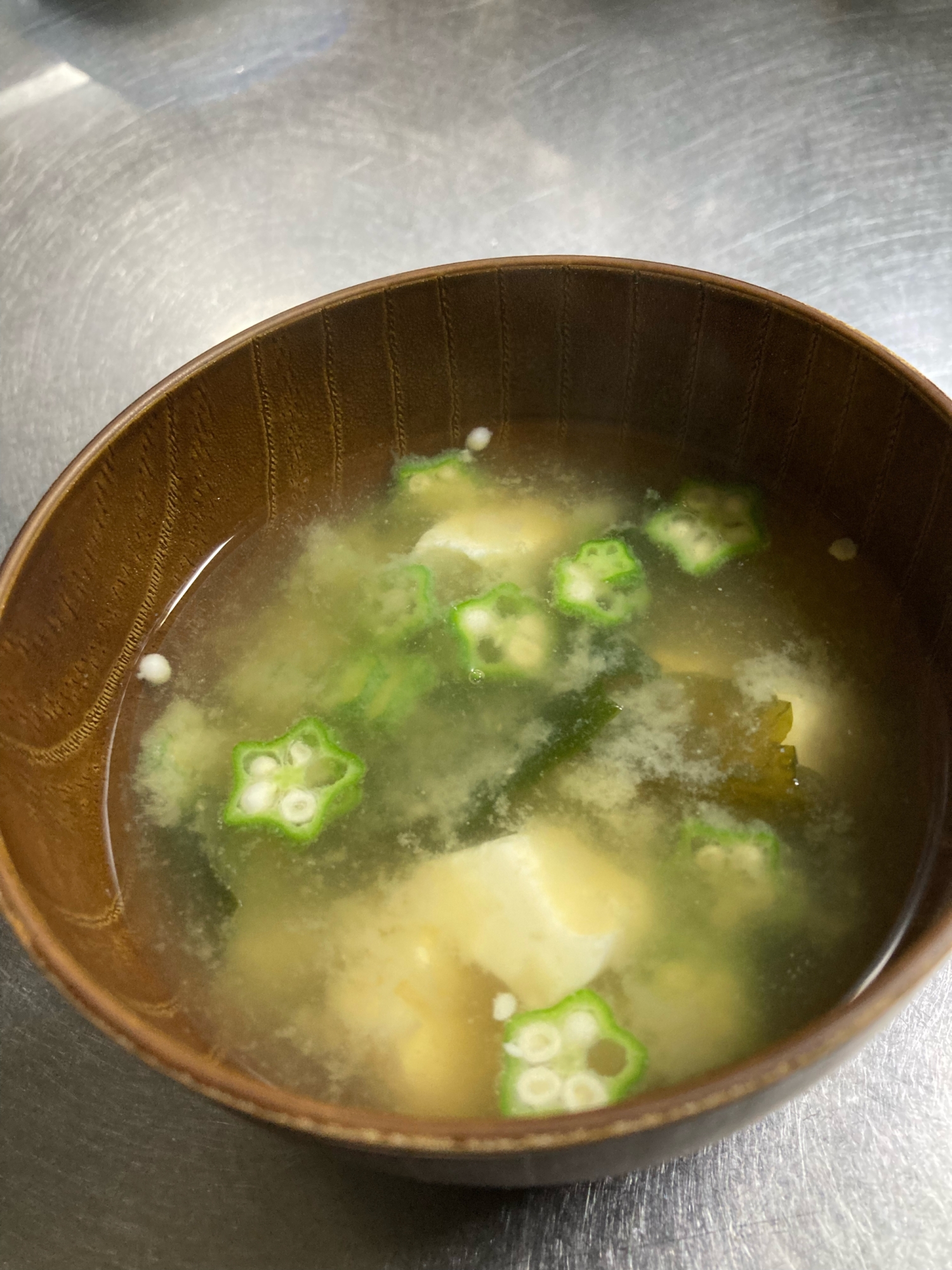 オクラ、わかめ、豆腐の味噌汁